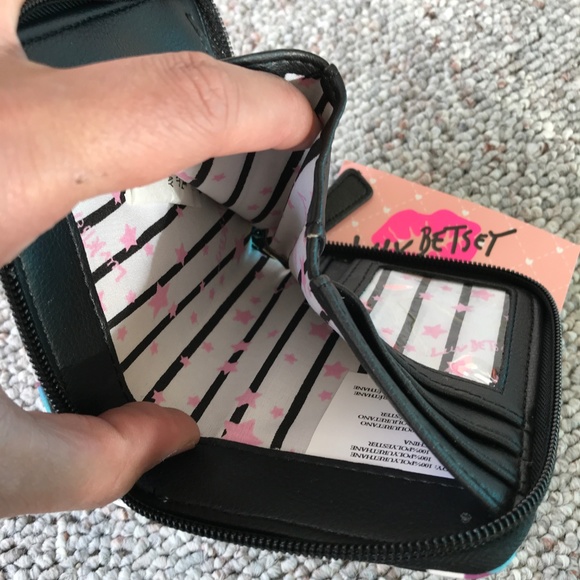 Luv Betsey LBZPRND Rainbow Heart Luv Wallet - Picture 3 of 4